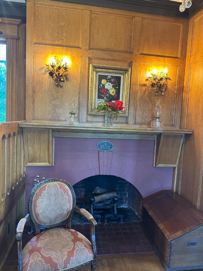 Prior Castle Inn Виктория Екстериор снимка