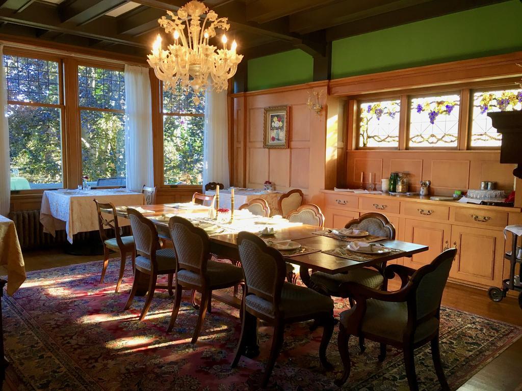Prior Castle Inn Виктория Екстериор снимка